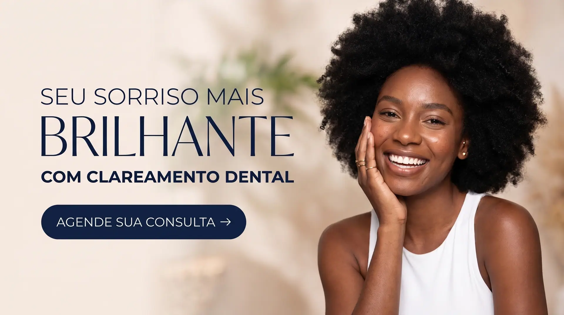 Banner: seu sorriso mais brilhante com clareamento dental. Mulher sorrindo, com a mão no rosto. Botão: agende sua consulta.